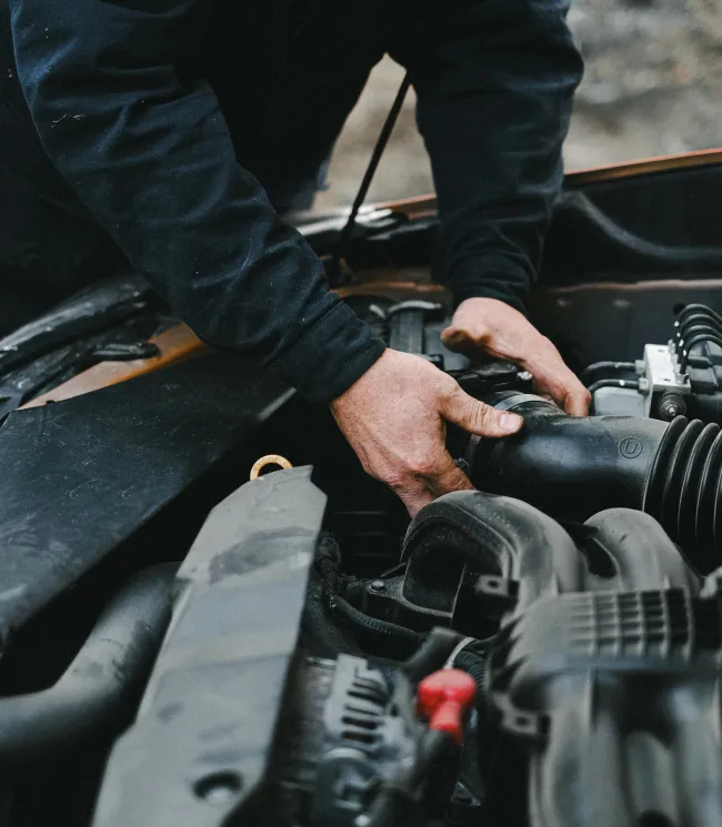 Mecánico arreglando encaje de motor