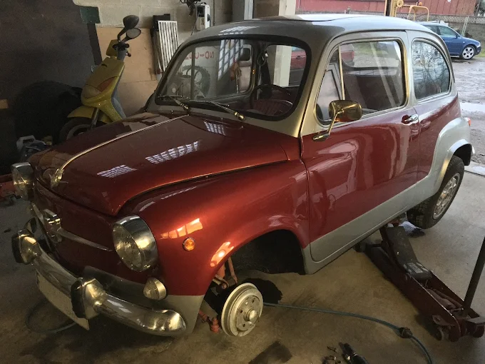 Cambio de neumáticos en coche clásico pequeño